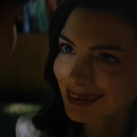 آن هاثاواي تطارد داكوتا جونسون في تريلر فيلم Verity