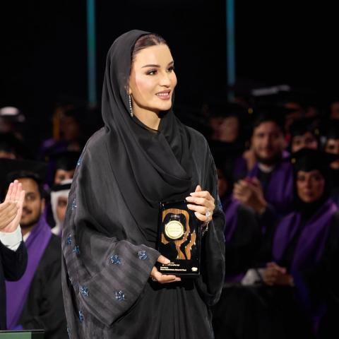 إطلالة أنيقة للشيخة موزا بعباءة سوداء مقلمة وبتطريزات ناعمة