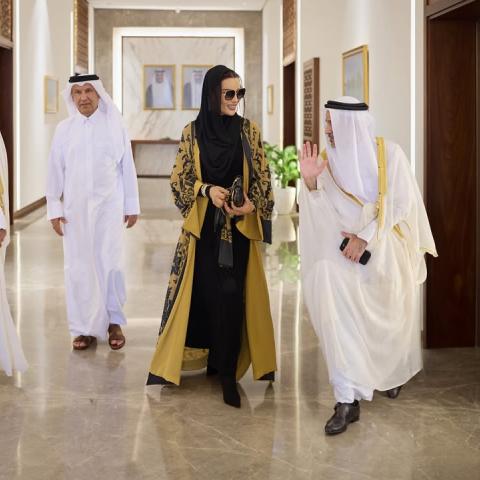 الشيخة موزا تتألق بعباية صفراء منقشة بأسلوب ملكي راقٍ