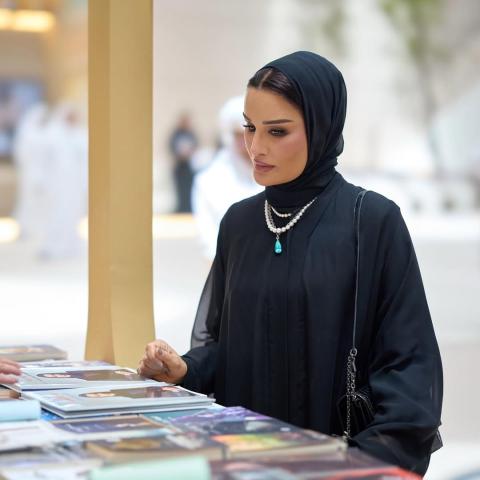 العباية السوداء ومجوهرات التوركواز واللؤلؤ في إطلالة الشيخة موزا