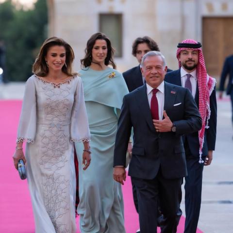 إطلالات راقية للملكة رانيا والأميرة إيمان والأميرة رجوة في عيد استقلال الأردن الـ80