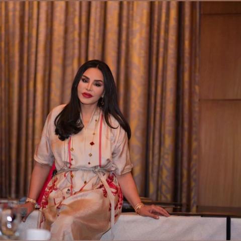 أحلام بفستان حريري أنيق من هيرميس بإطلالة عصرية ناعمة