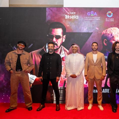 صور من عرض فيلم “سفن دوجز” في جدة بحضور نجوم العمل