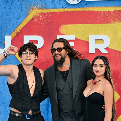 جيسون موموا وأبناؤه في عرض Supergirl بلندن