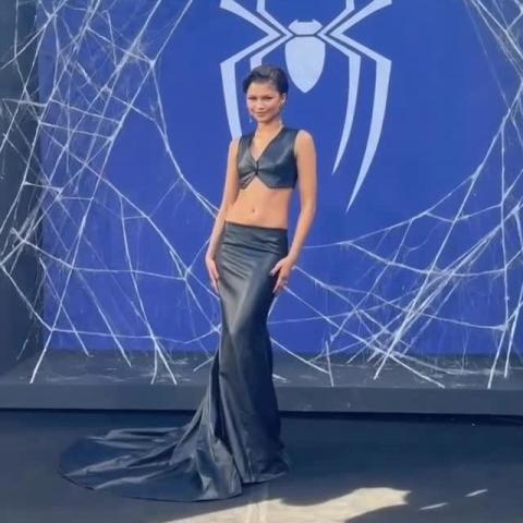 زندايا بإطلالة جلدية مخصصة من لويس فيتون في عرض Spider-Man