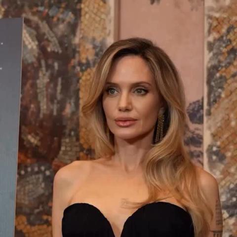 أنجلينا جولي بفستان أسود من توم فورد خلال عرض Couture