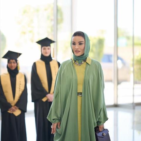 ألوان جريئة وأناقة راقية في أحدث إطلالة للشيخة موزا