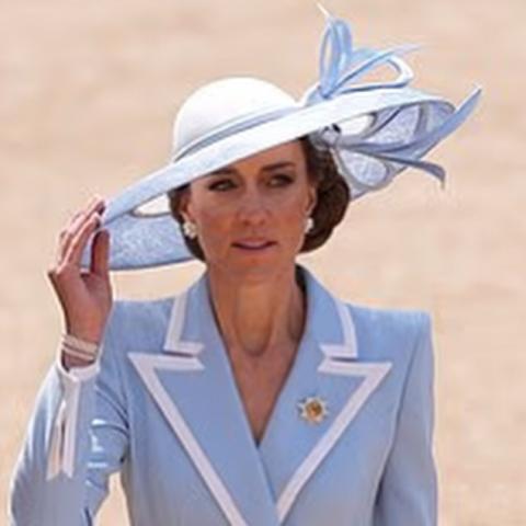 كيت ميدلتون بإطلالة راقية من Catherine Walker في لندن
