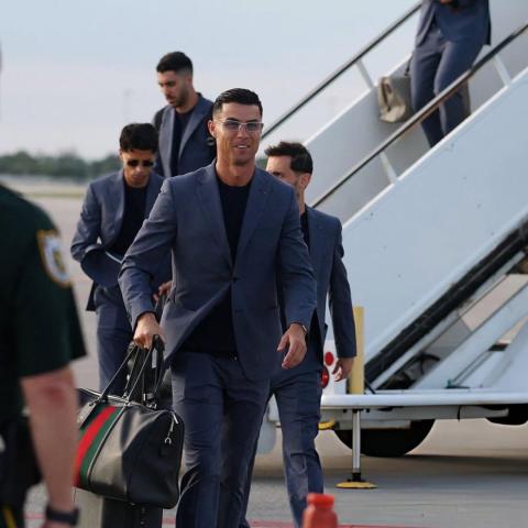 كريستيانو رونالدو يصل ميامي بإطلالة أنيقة قبل كأس العالم