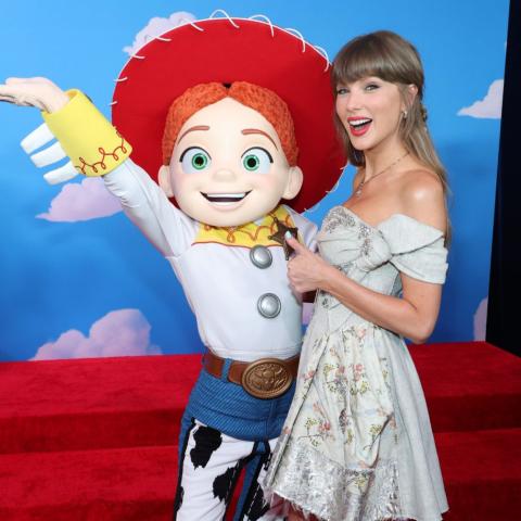 تايلور سويفت تفاجئ جمهور Toy Story 5 بآداء أغنيتها الجديدة