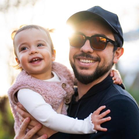 الأمير الحسين مع ابنته الأميرة إيمان- من حساب الملكة رانيا (إنستغرام)