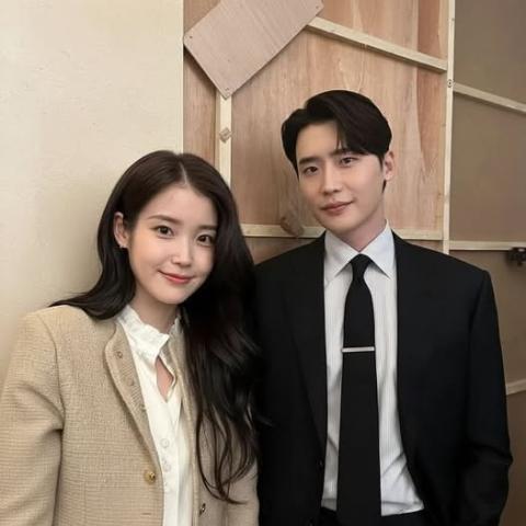 آيو IU - لي جونغ سوك Lee Jong-suk