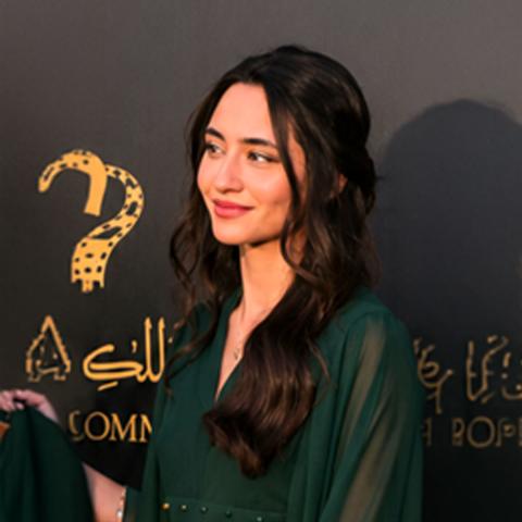 الأميرة جليلة بنت علي بفستان زمردي أنيق من Edelina Joyce