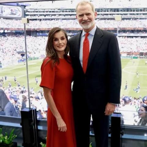الملكة ليتيزيا بأناقة كلاسيكية بالأحمر في نهائي كأس العالم - الصورة من انستغرام Queen Letizia Fashion Style