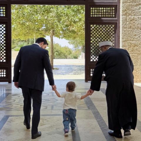 صورة من إنستغرام  | الأمير الحسين برفقة الأميرة إيمان الصغيرة في المسجد