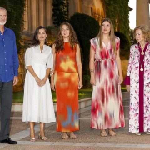 الملكة ليتيزيا وبناتها يتألقن باطلالات صيفية في ماريفنت  - الصورة من موقع Royal Fashion Police