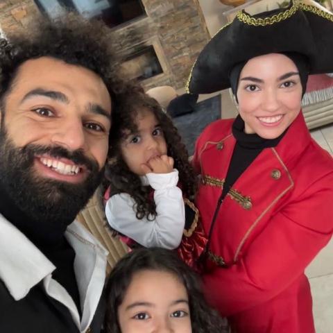 محمد صلاح وزوجته وبناته