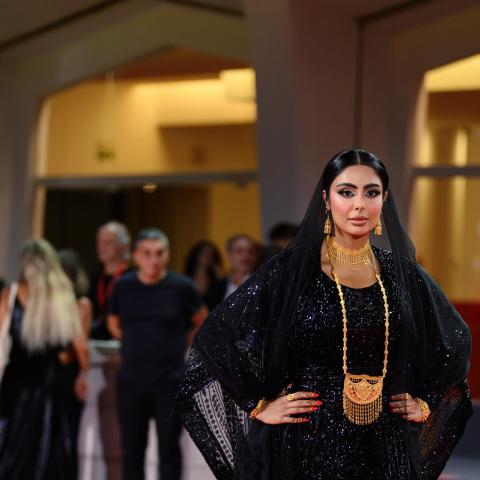 مريم محمد بالثوب الإماراتي من توقيع حمد جاسم في البندقية