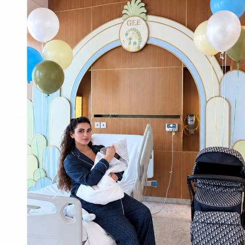 يومي بإطلالة حريرية من ديور بعد الولادة