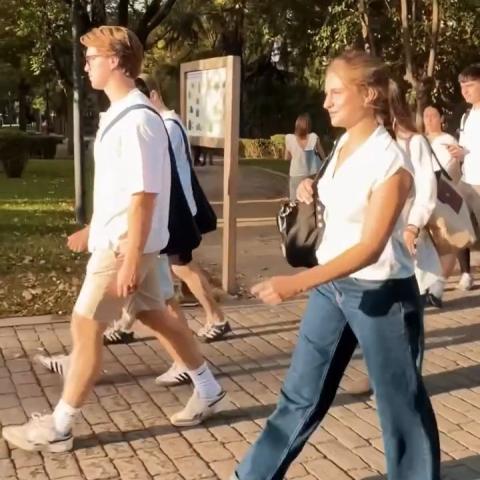 الأميرة ليونور بإطلالة جامعية عصرية من Zara وOnitsuka Tiger