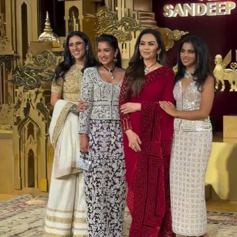 إطلالات النجمات في احتفالية Abu Jani Sandeep Khosla الأربعين