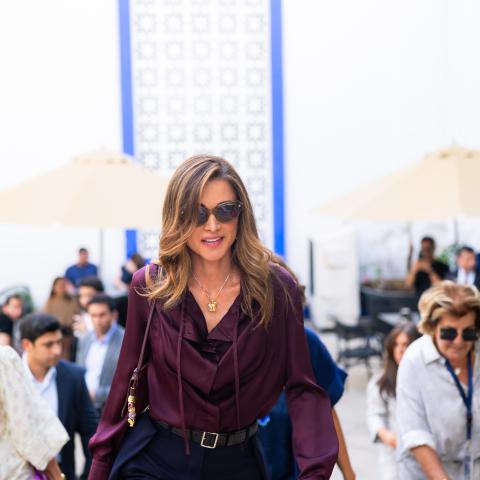 الملكة رانيا بإطلالة من لويفي تجمع بين الأناقة العصرية والبساطة الراقية - مصدر الصورة ©️ Royal Hashemite Court