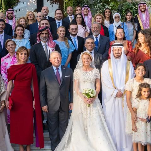 الملكة رانيا بفستان أحمر من روكساندا في زفاف الأميرة سارة بنت فيصل