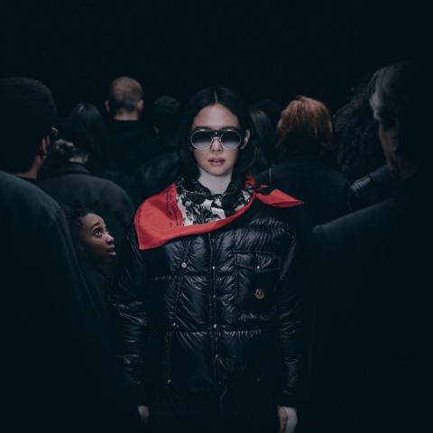 شير وجيني وغريس جونز نجمات حملة Moncler Re/Icons الجديدة