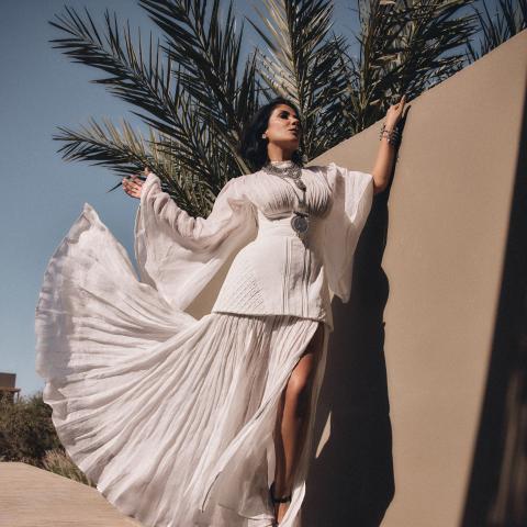 منى زكي بفستان أبيض بتفاصيل معمارية من Zimmermann - الصورة بعدسة عليا راضي
