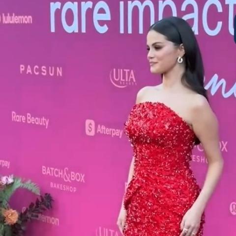 سيلينا غوميز بفستان أحمر من برادا في حفل Rare