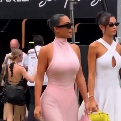كيم كاردشيان تدعم لويس هاميلتون بإطلالة وردية شفافة من Alaïa
