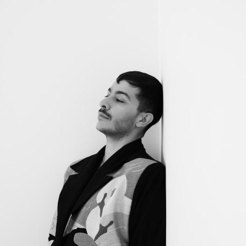 المصمم اللبناني سليم عزام يحصد جائزة التميّز الإبداعي