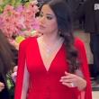 رحمة رياض بفستان الكاب الأحمر في ديترويت 