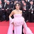 هاندا أرتشيل تجمع الطابع الناعم مع الريش في مهرجان كان السينمائي