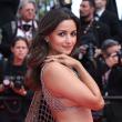 عليا بهات بأول ساري من غوتشي في ختام مهرجان كان السينمائي