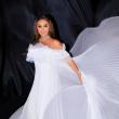 اليسا بفستان أبيض بأسلوب جديد في حفلها في أعياد بيروت 