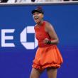 إطلالة نعومي أوساكا في بطولة U.S. Open 2025: أزهار حمراء ولمسات  Y2K