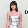 داكوتا جونسون بفستان ميتاليك من غوتشي في العرض الأول لفيلم Splitsville