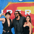 جيسون موموا وأبناؤه في عرض Supergirl بلندن