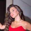 يارا السكري بفستان أحمر منحوت بقصة سترابلس من أمجد الحموري