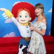 تايلور سويفت تفاجئ جمهور Toy Story 5 بآداء أغنيتها الجديدة