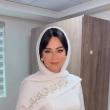 هبة مجدي بإطلالة بيضاء مزينة بالخط العربي الذهبي